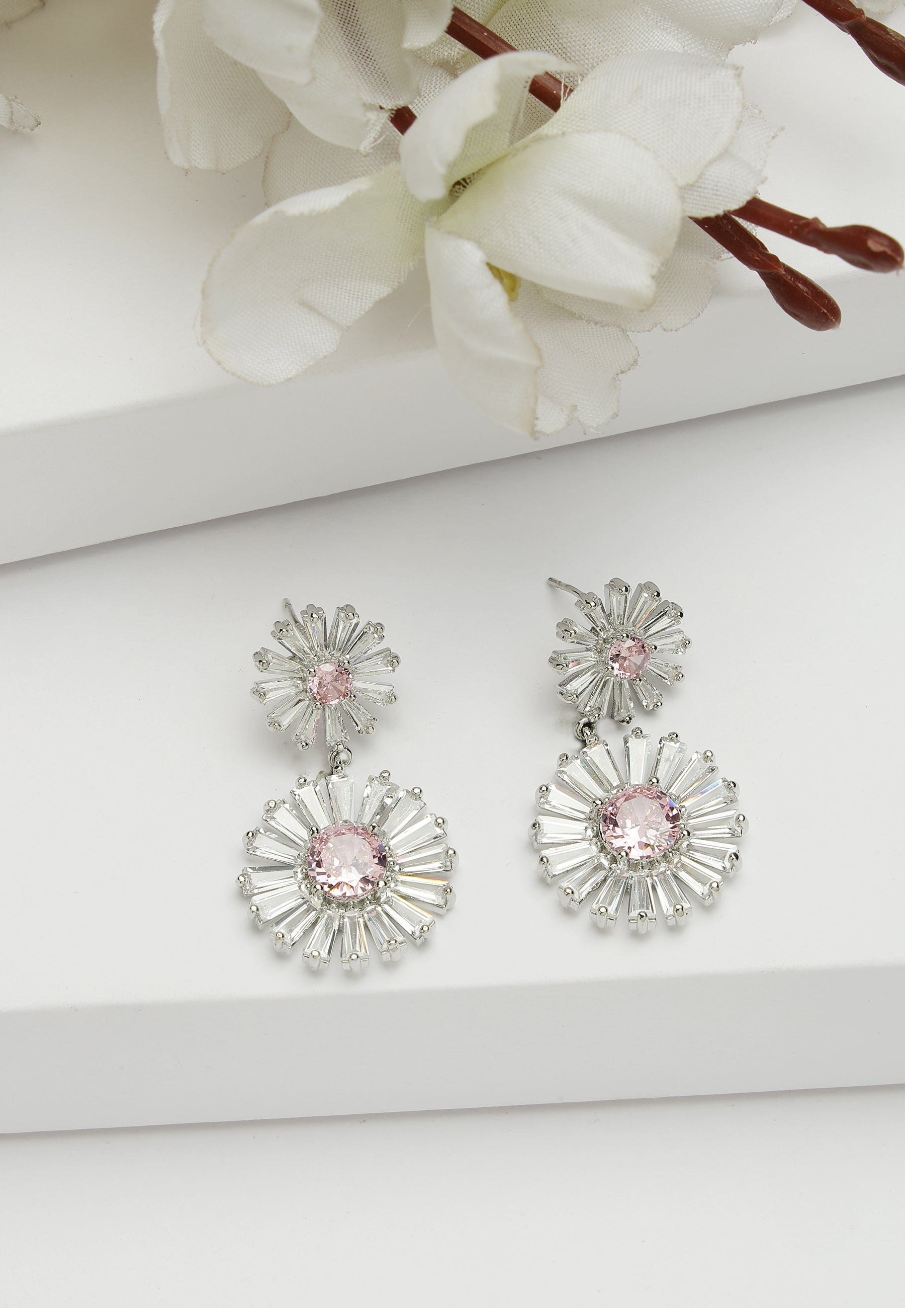 Boucles d'oreilles pendantes double marguerite