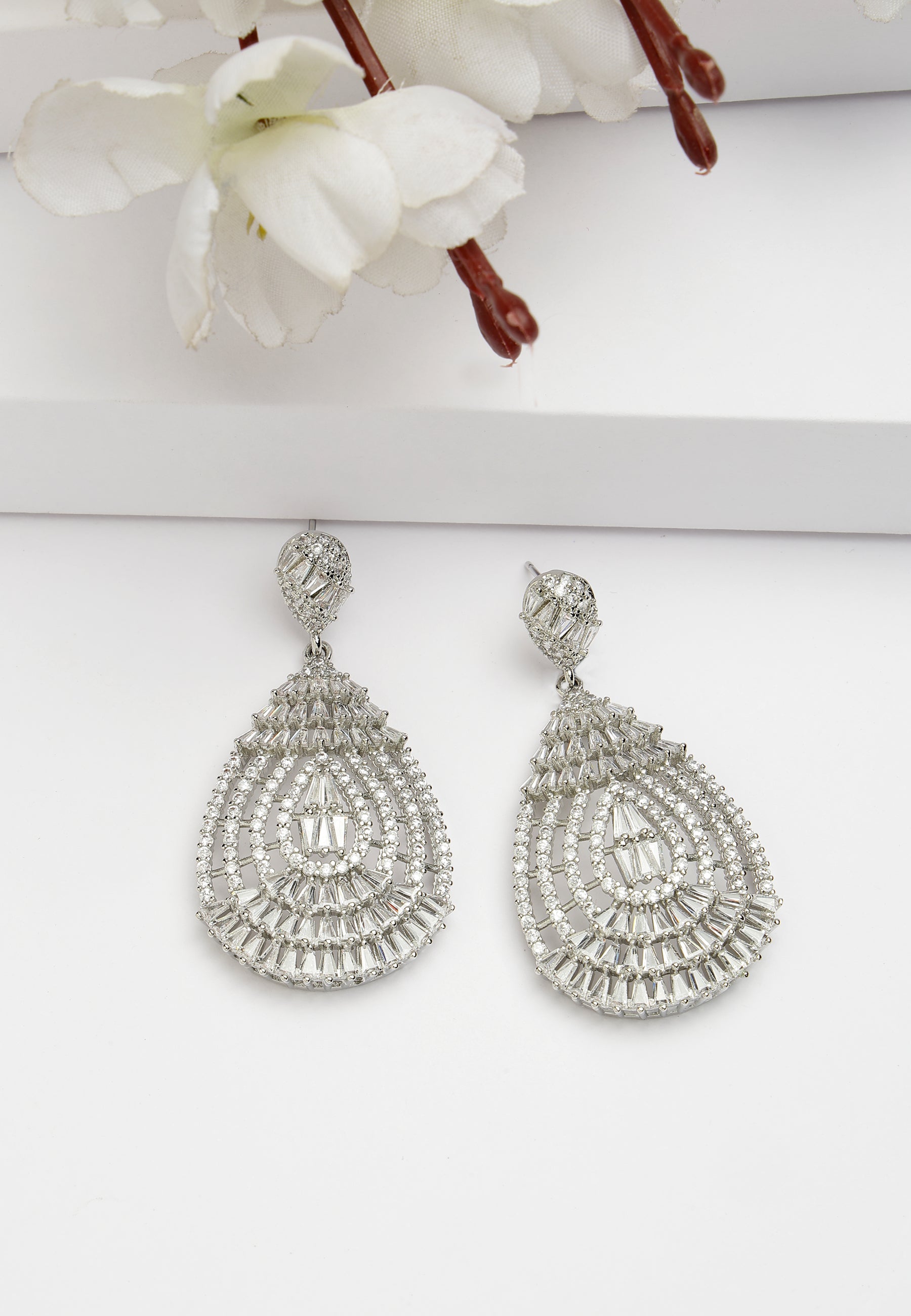 Belles boucles d'oreilles pendantes en zircone creuse