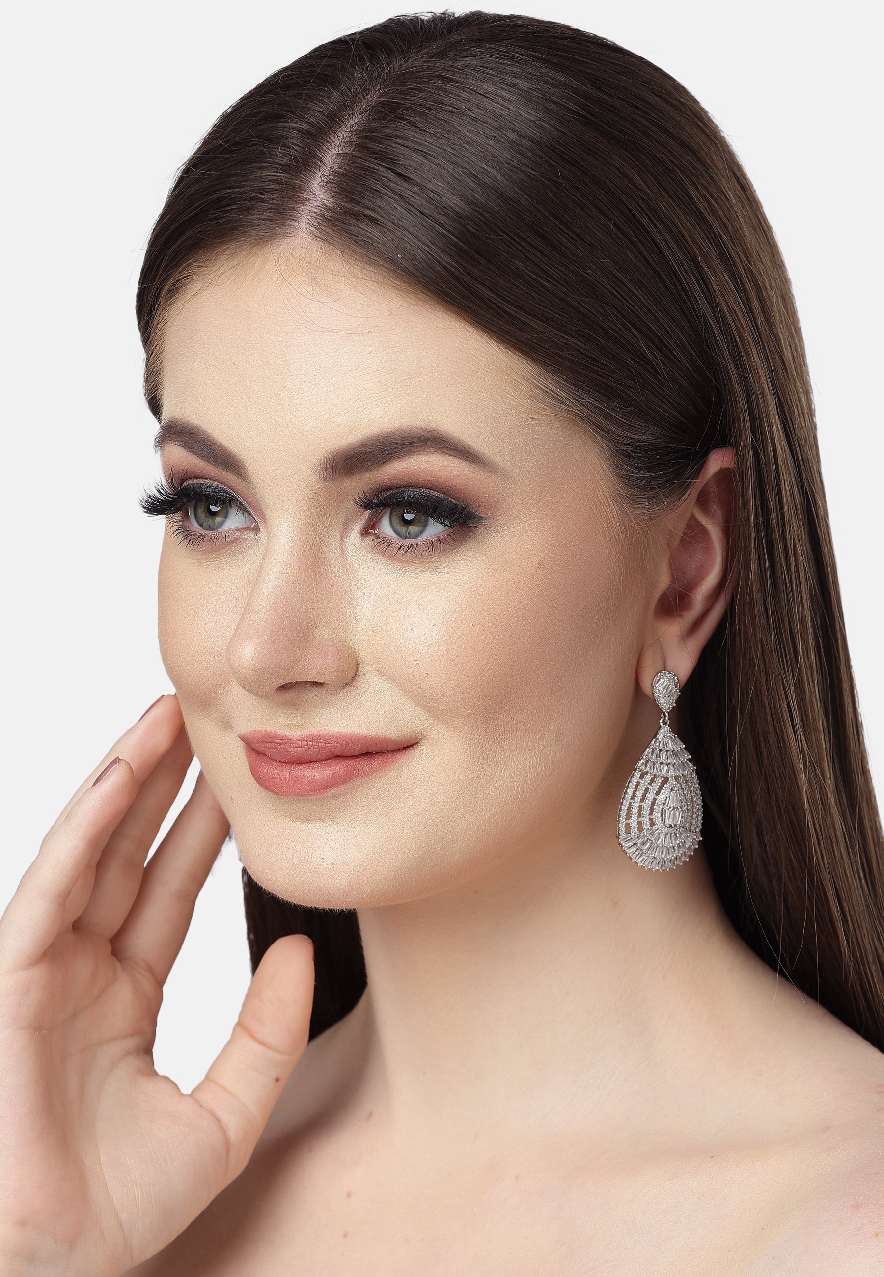 Hermosos aretes colgantes de circonitas huecas