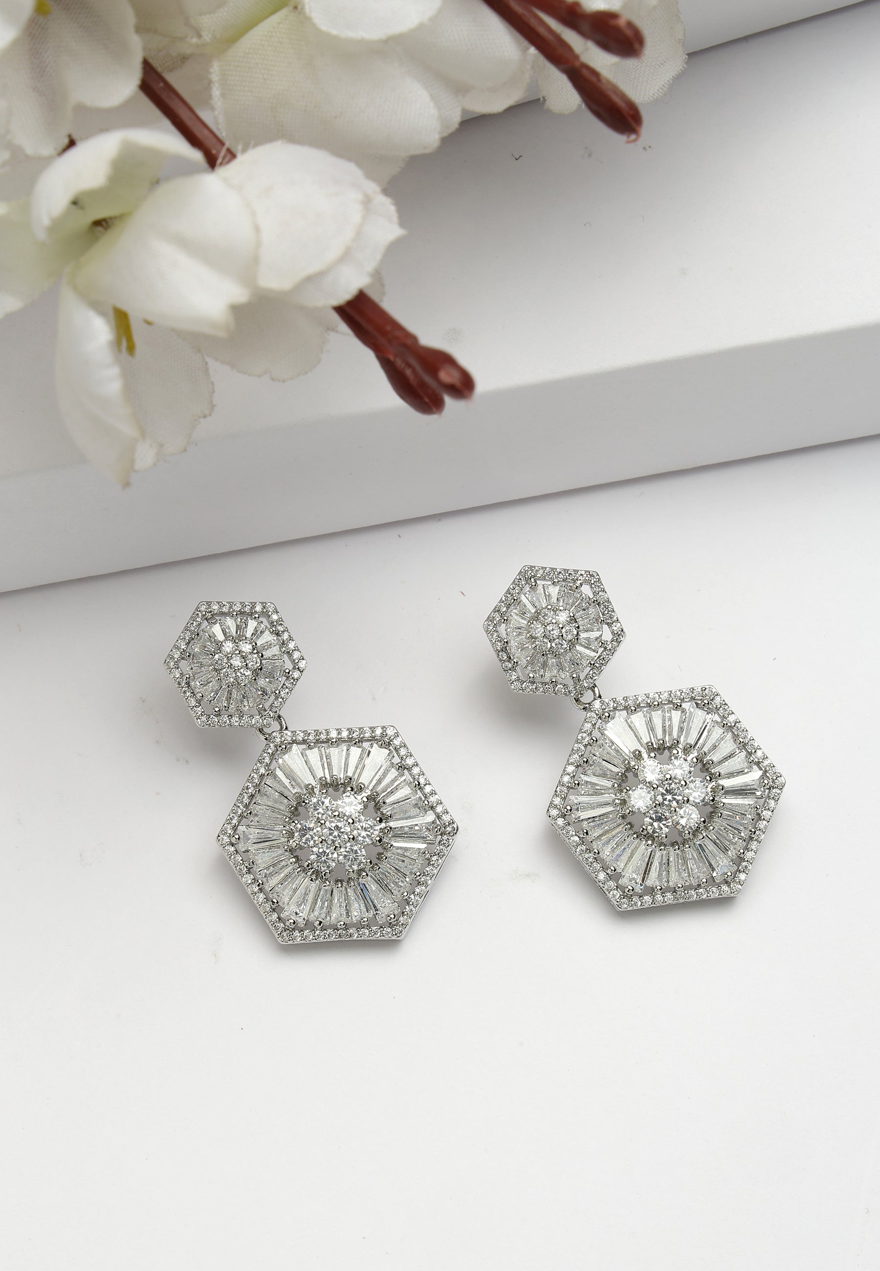 Boucles d'oreilles pendantes en zircone cubique royale