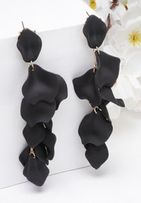 Black Rose Petal Shaped Danglers örhängen