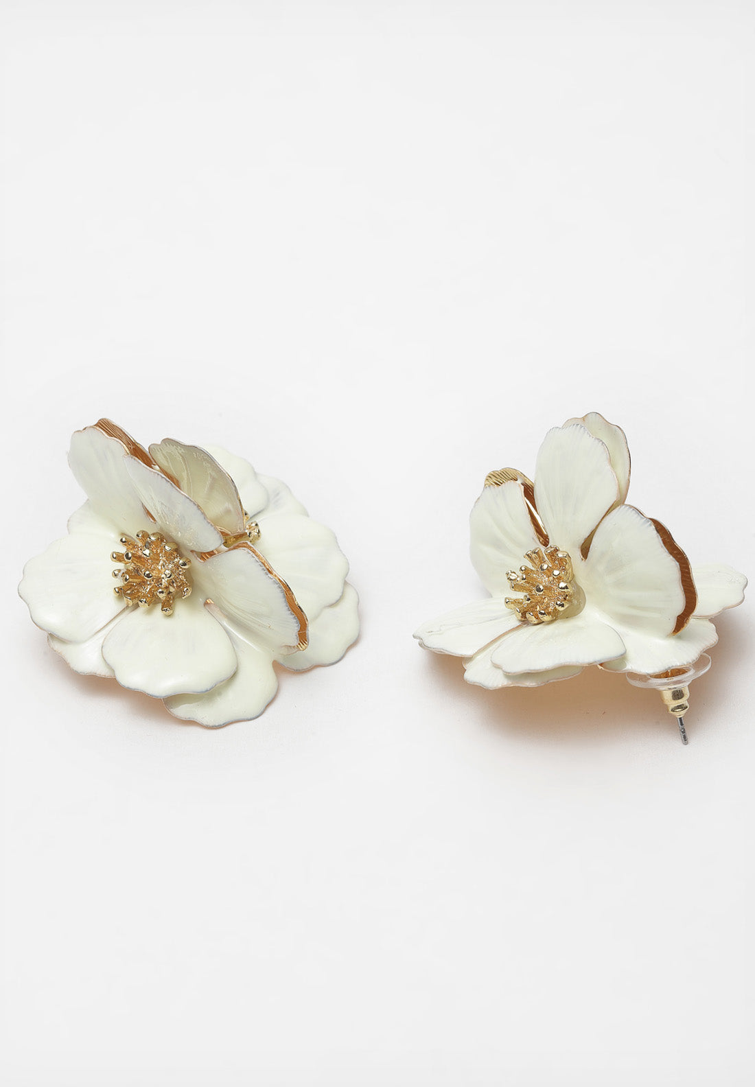 Witte bloemen metalen oorbellen