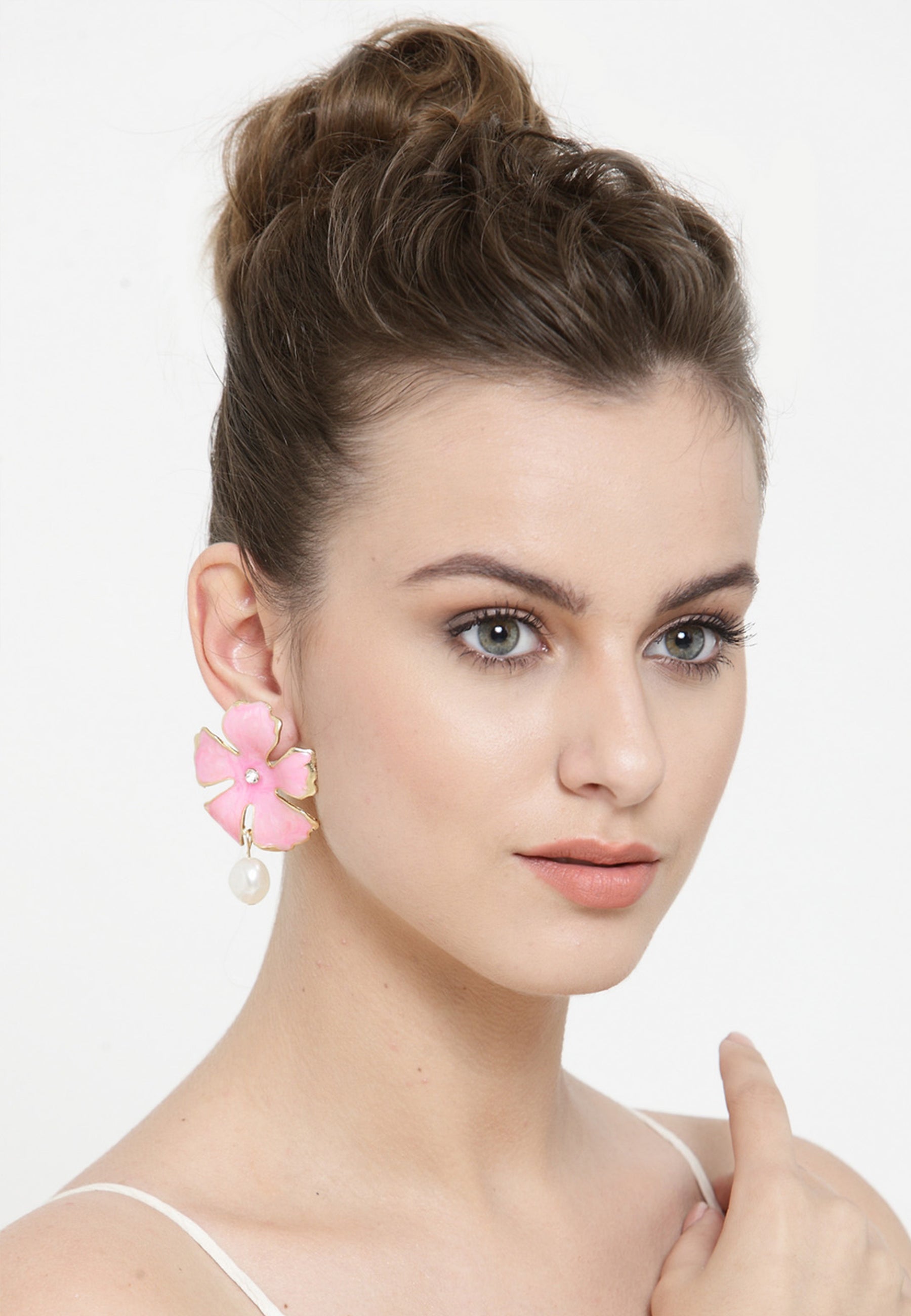 Boucles d'oreilles bohèmes à tige en forme de fleur et de perles roses