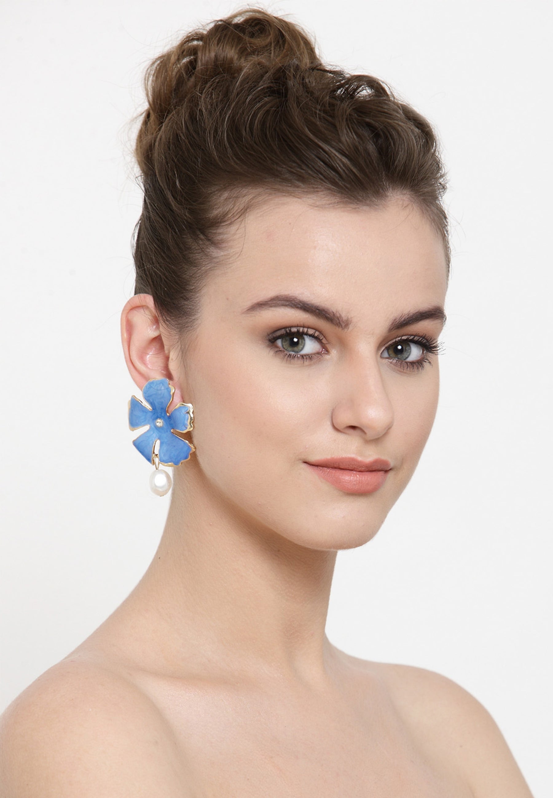 Boucles d'oreilles bohèmes à tige en forme de fleur et de perles bleues