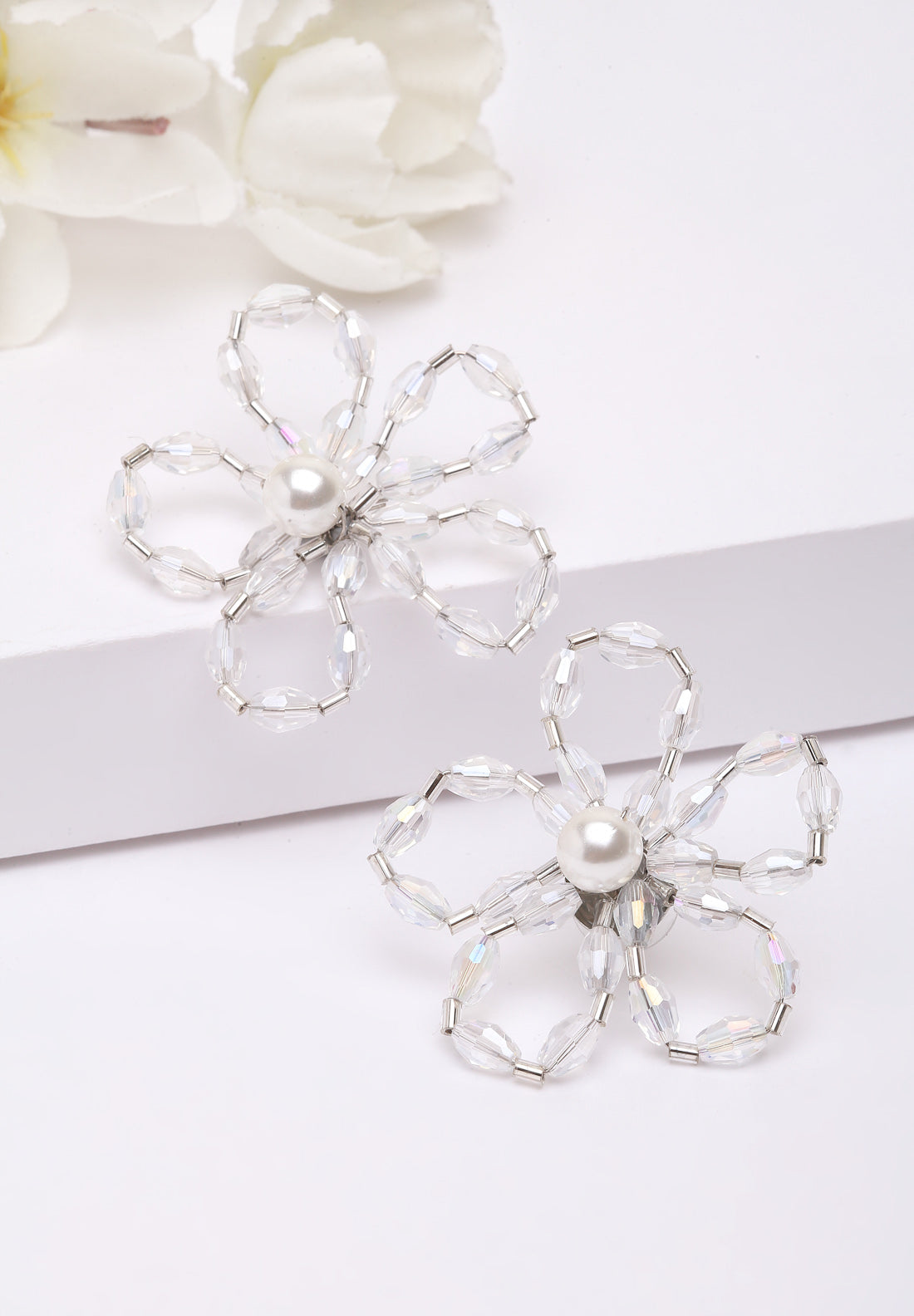 Boucles d'oreilles à tige en cristal floral blanc